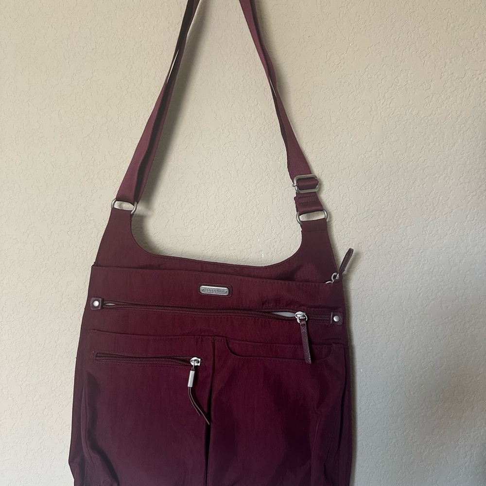 Baggallini Medium Burgundy Nylon Crossbody Bag NWOT- With Wristlet Wallet